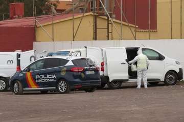 Aparece el cuerpo sin vida de un hombre en una furgoneta en un solar de Clavellinas (Foto TA)
